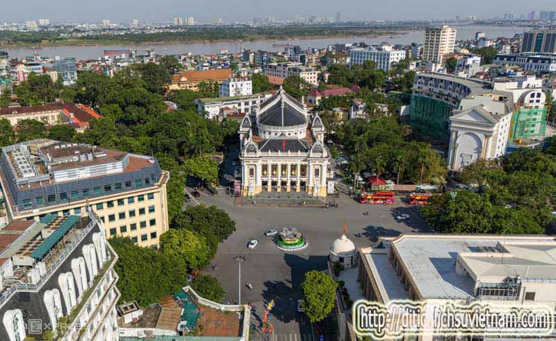 Quảng trường Nhà hát lớn nơi diễn ra Tổng khởi nghĩa cách mạng tháng tám đầu tiên năm 1945