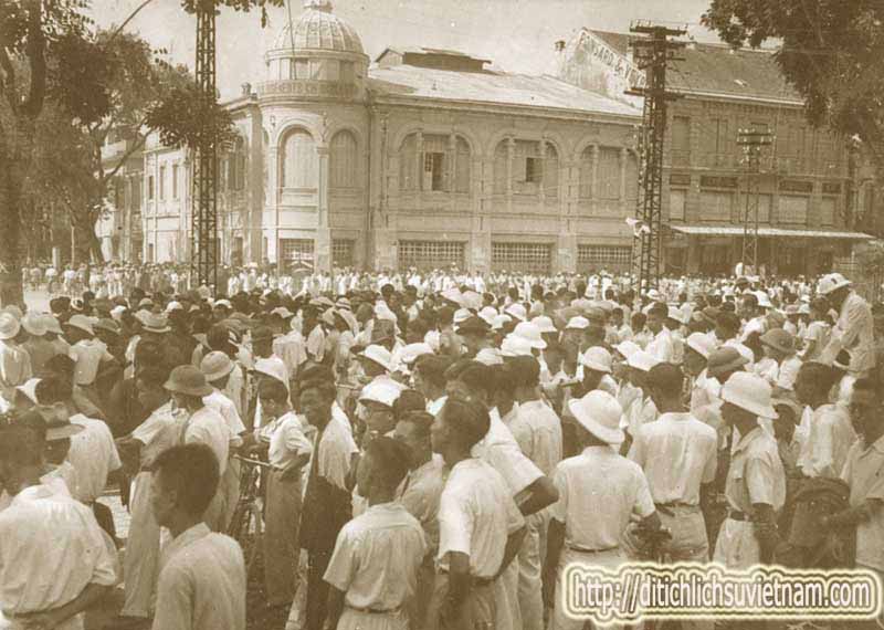 Quảng trường Nhà hát lớn nơi diễn ra Tổng khởi nghĩa cách mạng tháng tám đầu tiên năm 1945